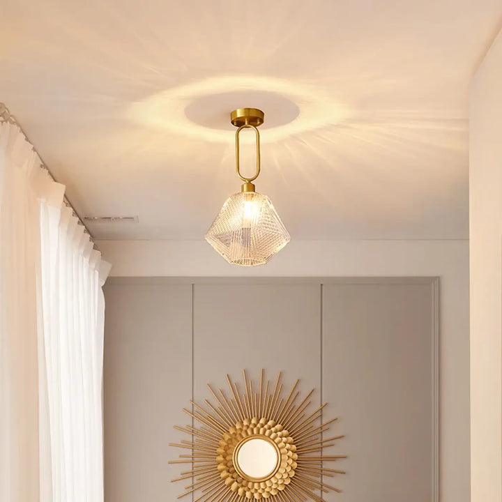Suspension luminaire eclat avec abat-jour en verre texturé facetté de couleur dorée pour un luminaire design élégant