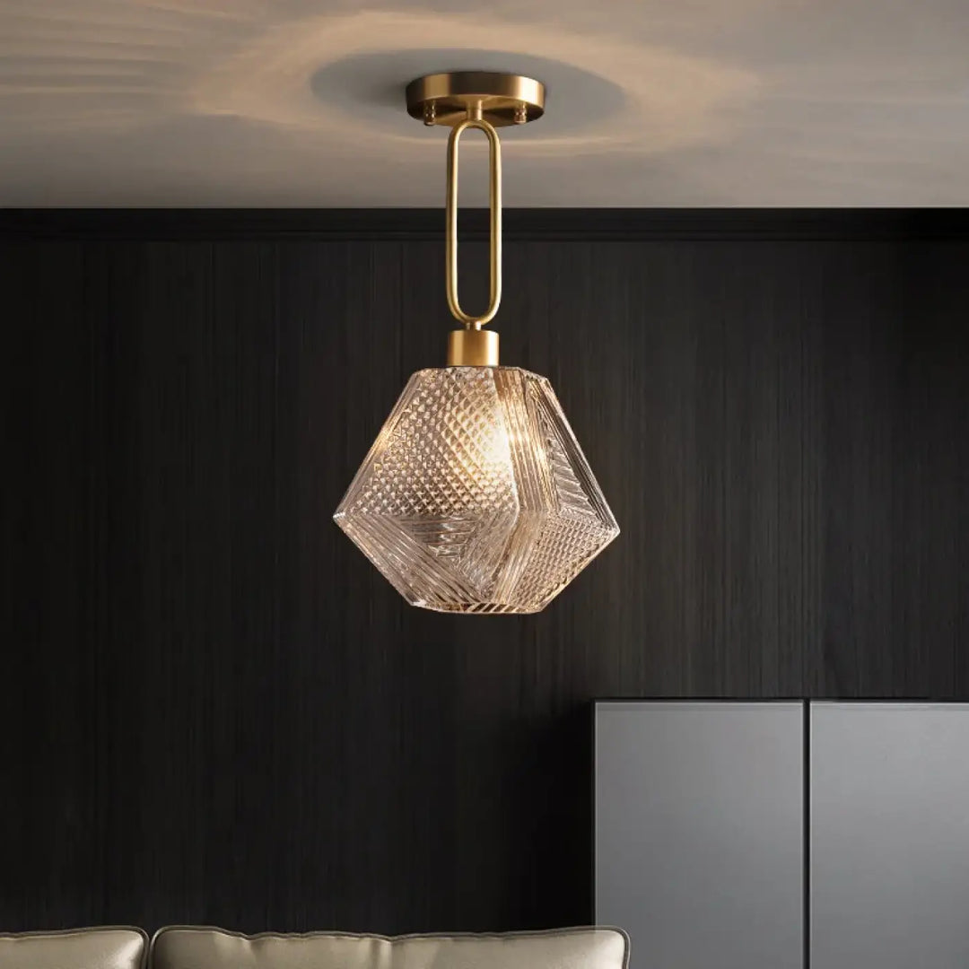 Suspension luminaire eclat avec verre texturé géométrique et structure en métal finition laiton pour un luminaire design élégant