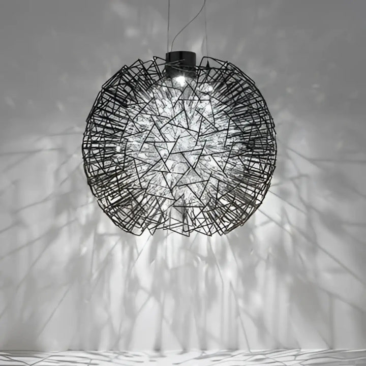 Suspension luminaire texia en fil métallique noir sphérique avec motif géométrique complexe pour un design luminaire moderne