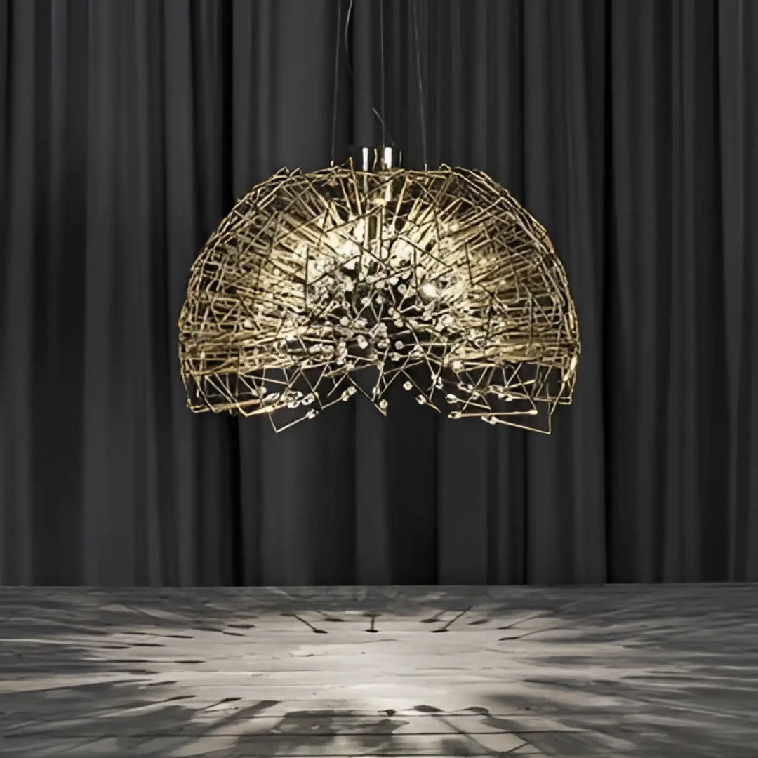 Suspension luminaire texia dorée en fil métallique avec design sphérique complexe et accents en cristal intégrés