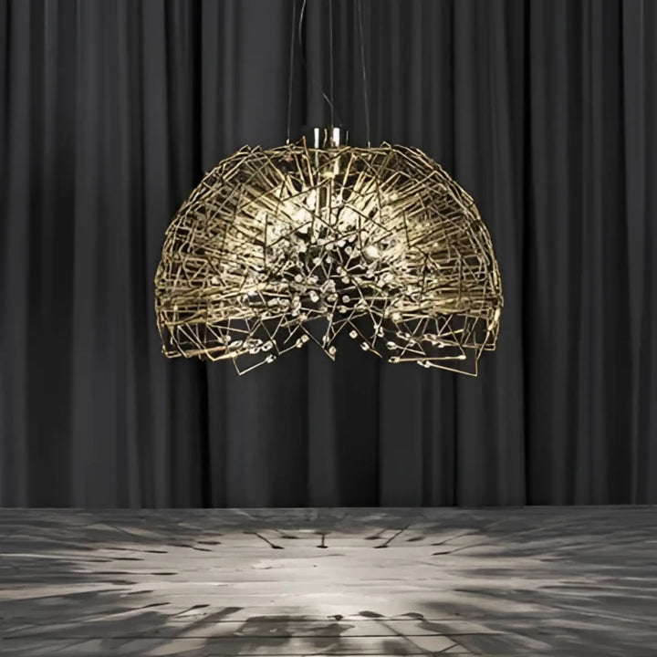 Suspension luminaire texia dorée en fil métallique avec design sphérique complexe et accents en cristal intégrés
