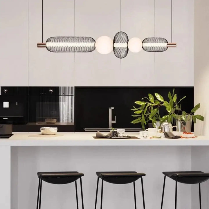 Suspension luminaire vako avec lampes suspendues noirs en maille fine et trois globes blancs lumineux suspendus par tiges métalliques fines
