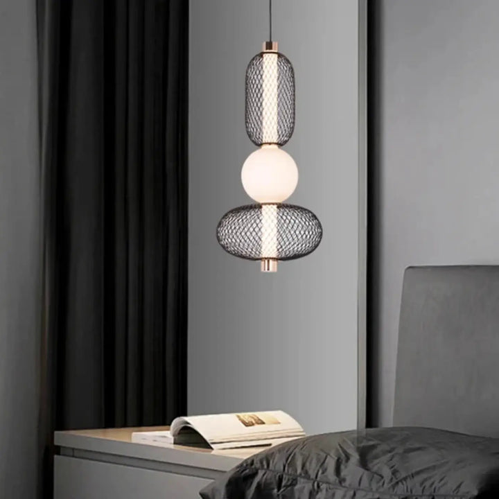 Suspension luminaire vako avec lampes suspendues modernes en maille noire et sphères en verre dépoli à accents laiton