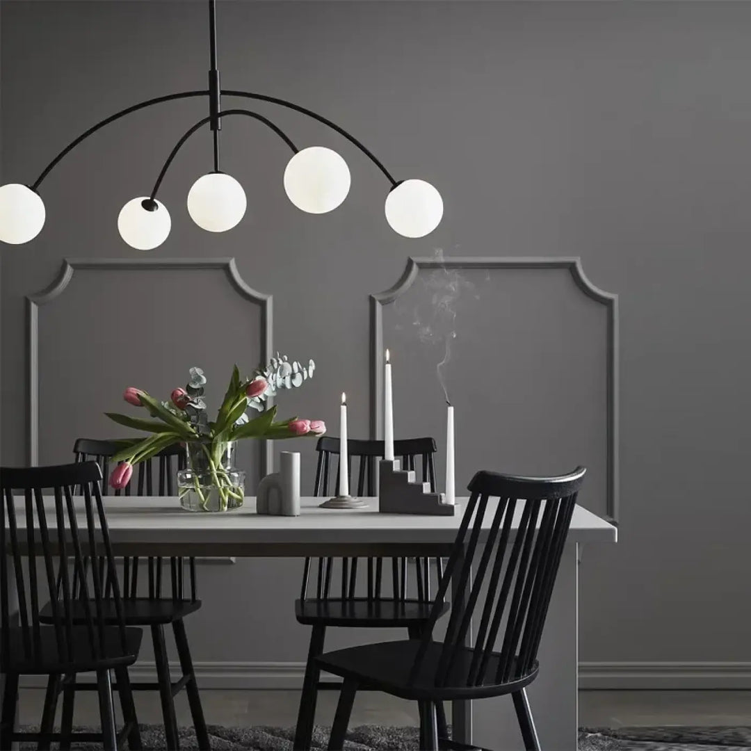 Suspension luminaire laithy noire moderne avec six globes en verre dépoli pour une lumière douce en salle à manger