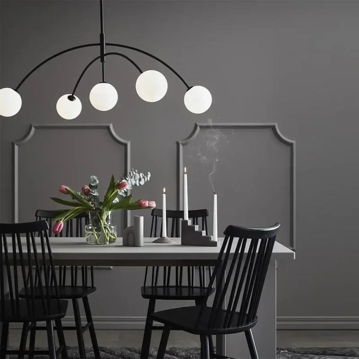 Suspension luminaire laithy noire moderne avec six globes en verre dépoli pour une lumière douce en salle à manger