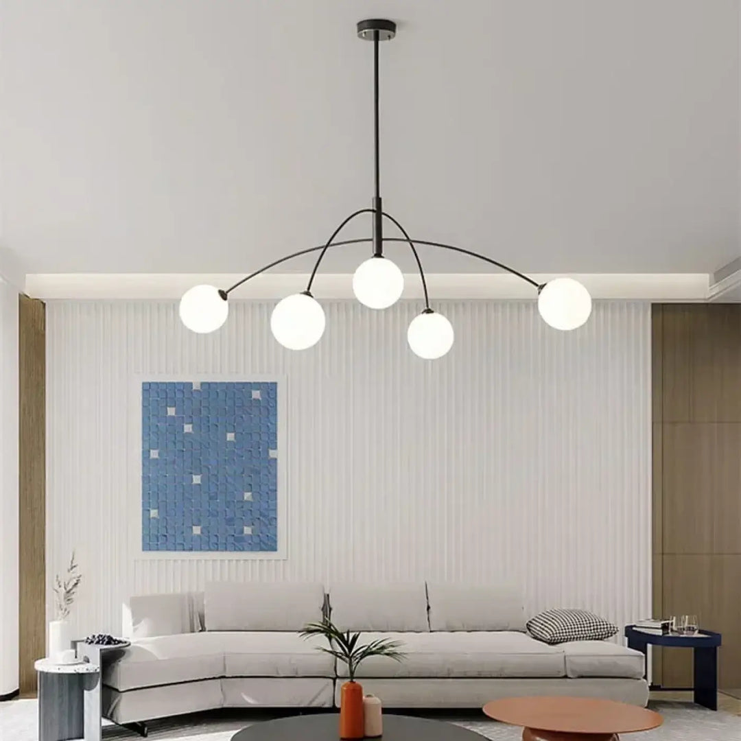 Suspension luminaire laithy en métal noir moderne avec cinq globes en verre dépoli pour une lumière douce en salle à manger