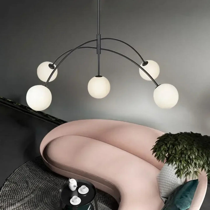 Suspension luminaire laithy en métal noir moderne avec cinq globes en verre givré offrant une lumière douce pour salle à manger