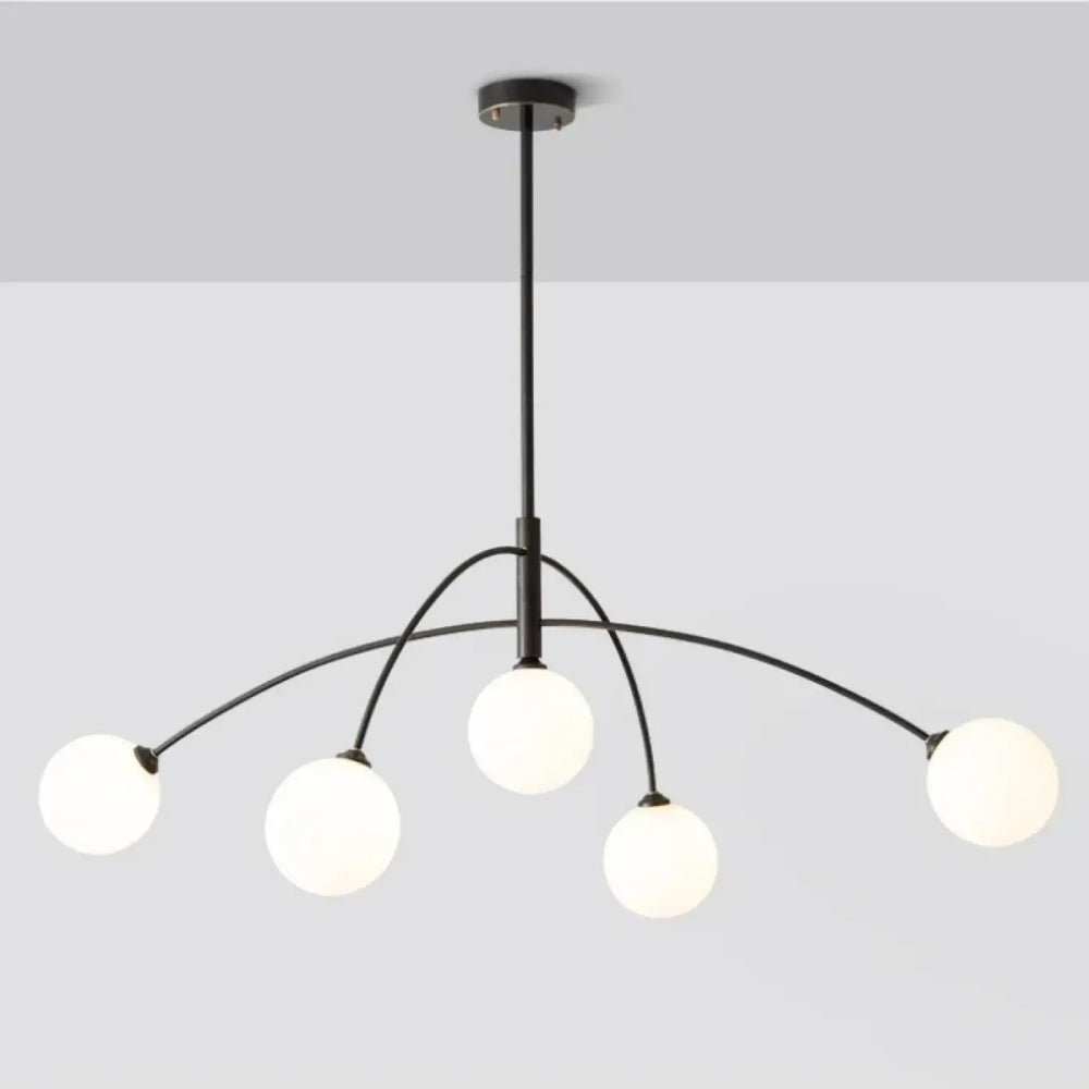 Black metal suspension luminaire laithy avec cinq globes en verre dépoli pour lumière douce en salle à manger
