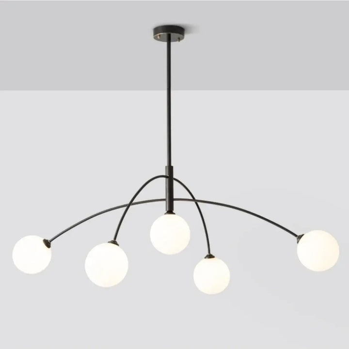 Black metal suspension luminaire laithy avec cinq globes en verre dépoli pour lumière douce en salle à manger