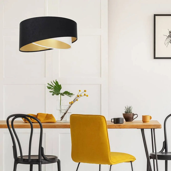 Suspension luminaire galaxy auric noire avec intérieur doré aux reflets dorés pour ambiance élégante