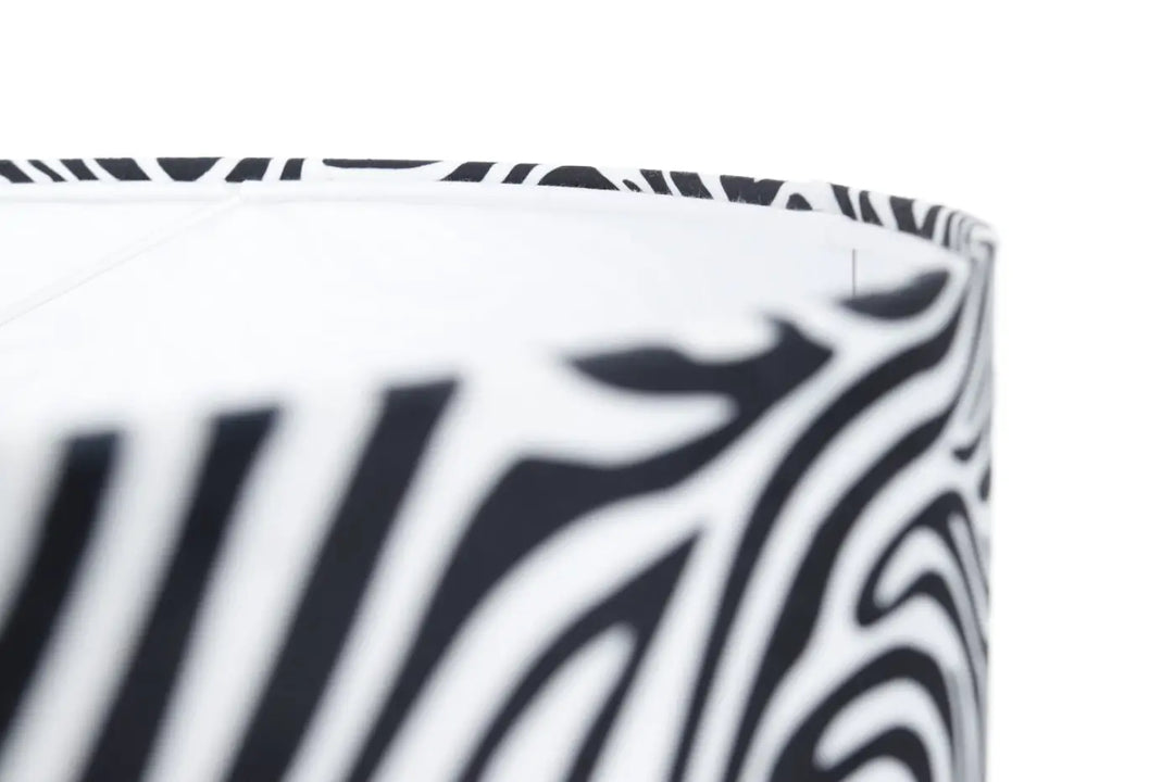 Suspension luminaire safari noir blanc avec abat-jour motif zèbre lisse et légèrement incurvé