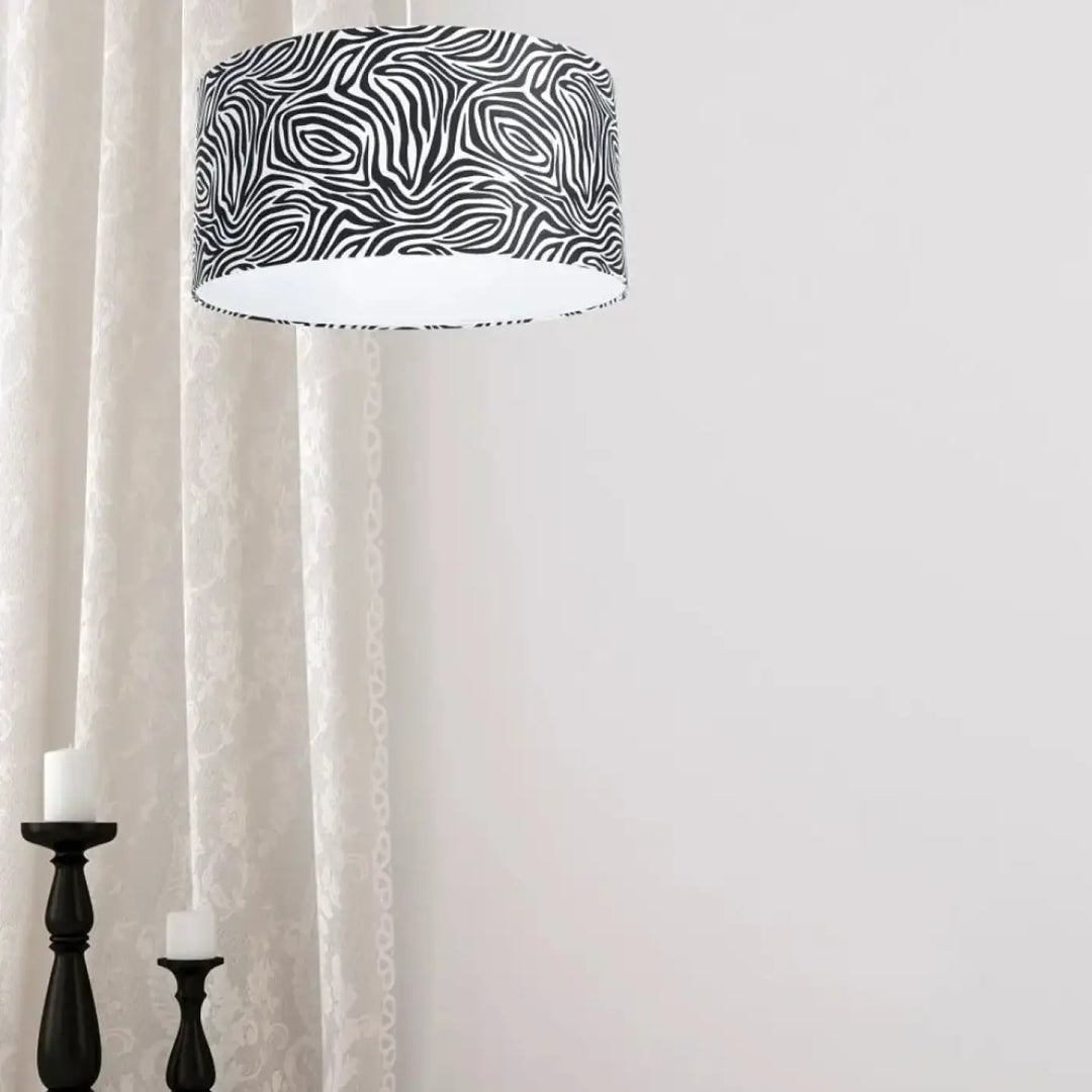Suspension luminaire safari avec abat-jour cylindrique blanc motif zèbre noir et doublure intérieure blanche