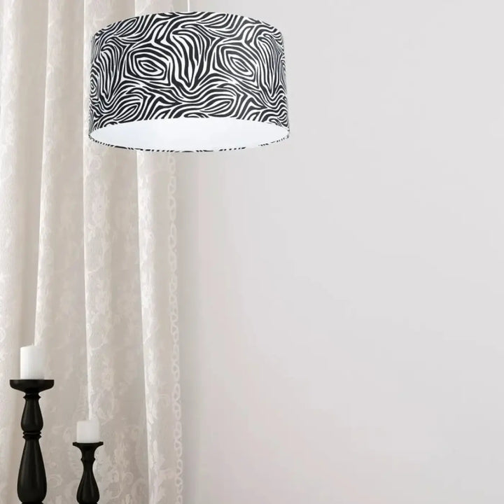 Suspension luminaire safari avec abat-jour cylindrique blanc motif zèbre noir et doublure intérieure blanche