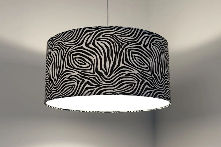 Suspension luminaire safari avec abat-jour cylindrique en tissu blanc motif zèbre noir et blanc élégant