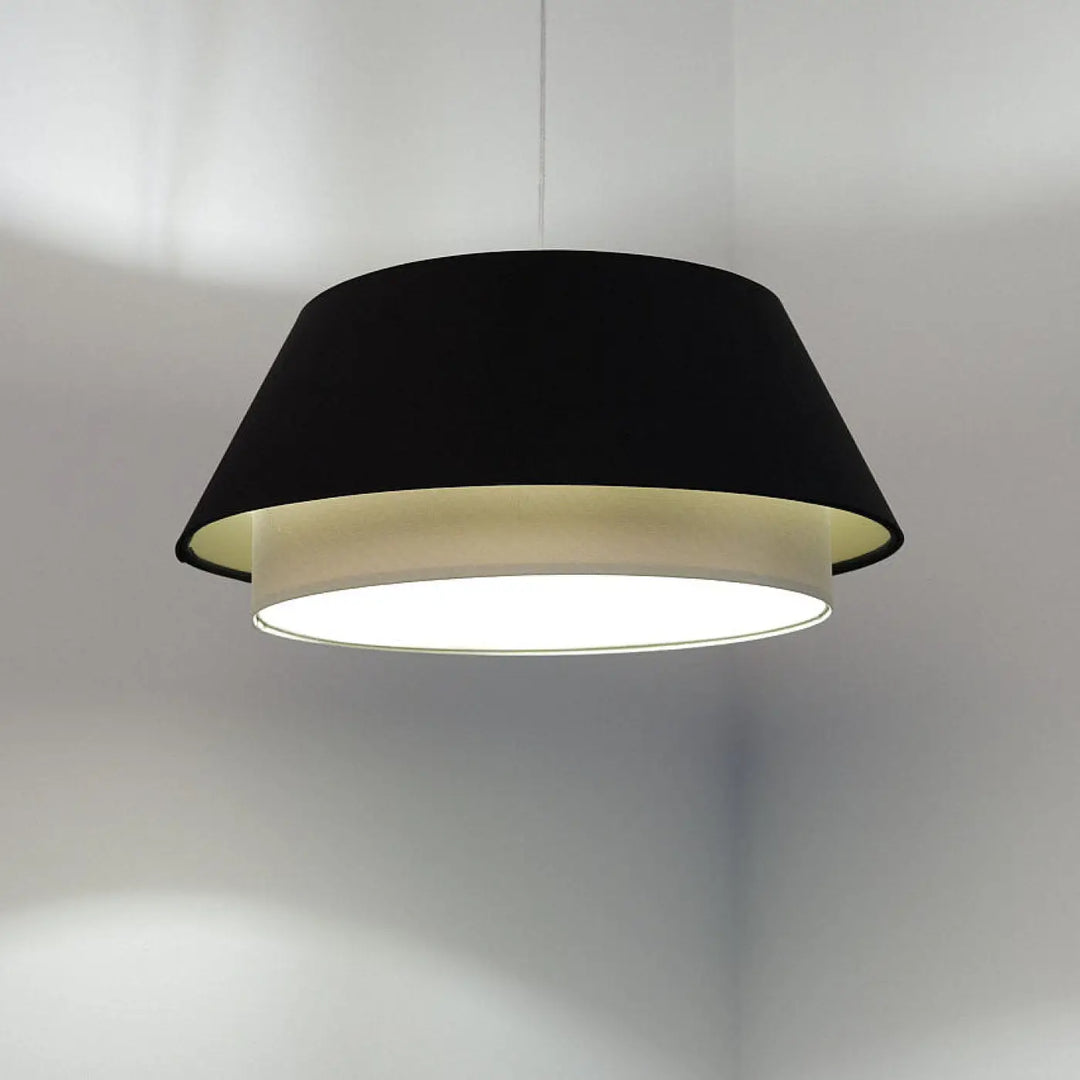 Suspension luminaire sensei noir en tissu noir avec doublure intérieure blanc chaud pour un luminaire design noir élégant