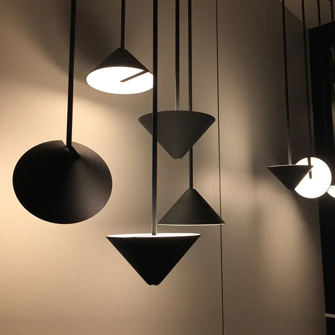 Suspension luminaire design noir forme conique élégante