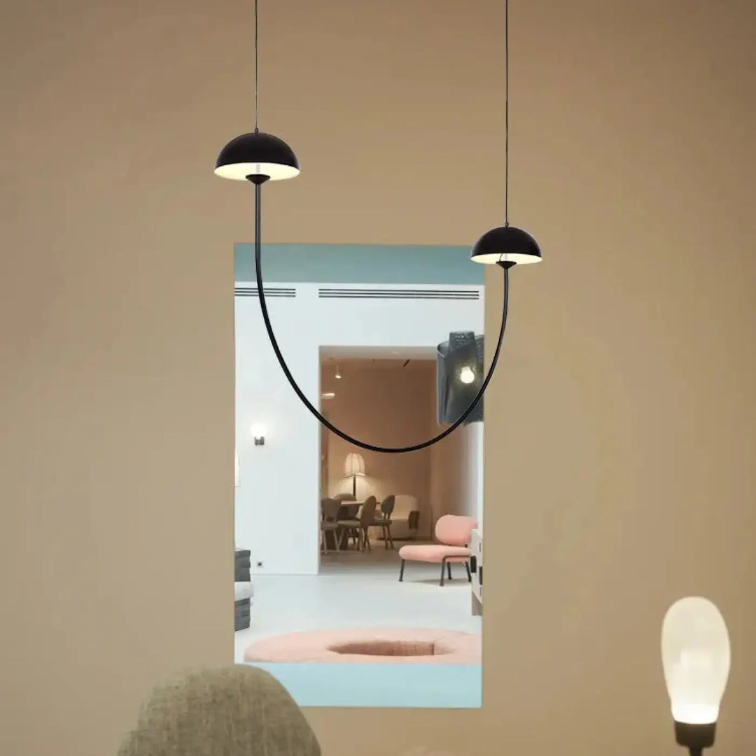 Suspension luminaire rotulia en design noire aux abat-jours noirs avec bras métalliques courbés et fins suspendus au plafond