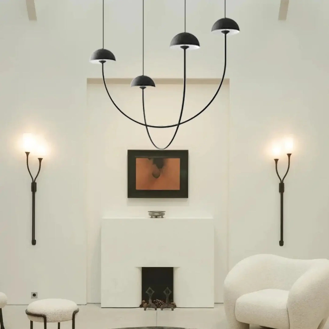 Suspension luminaire rotulia en design noire aux bras métalliques courbés avec abat-jour noir en forme de dôme