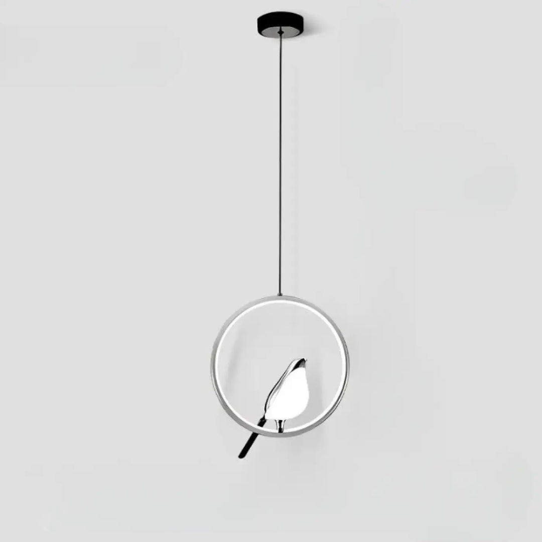 Suspension luminaire fody cercle minimaliste chrome avec halo lumineux oiseau blanc sur verre transparent