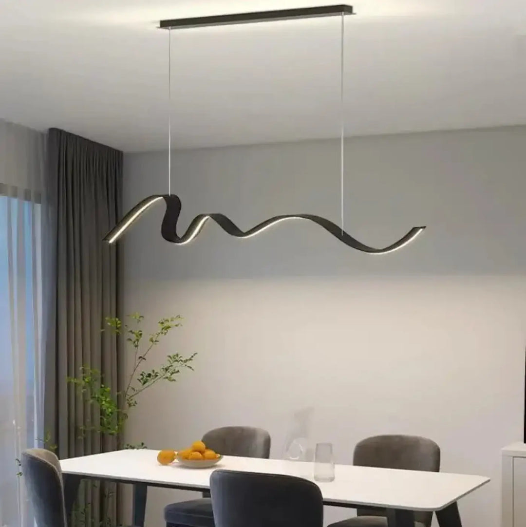 Suspension luminaire olaka noir en led ondulée avec design minimaliste suspendue au-dessus d’une table à manger