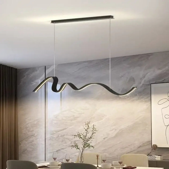 Suspension luminaire noire moderne olaka avec design ondulée et bords illuminés en led élégants