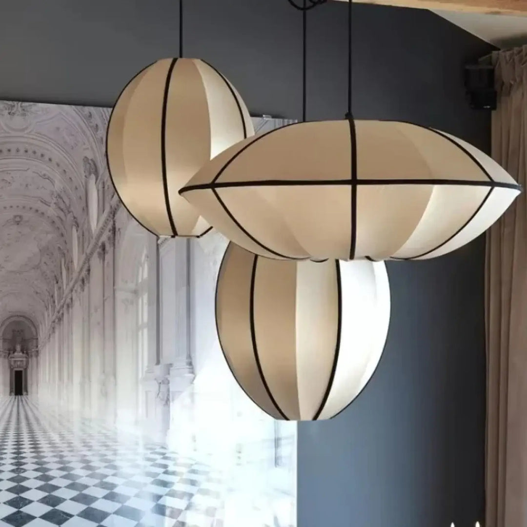 Suspension luminaire veluma en papier crème segmenté avec lignes structurales noires suspendue au plafond
