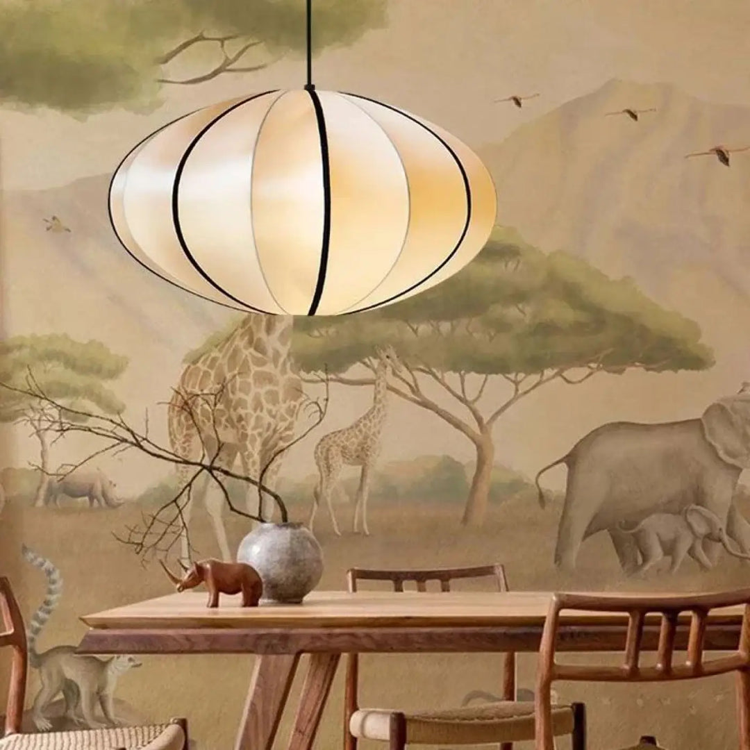 Suspension luminaire veluma avec abat-jour ovale translucide segmenté et lignes noires fines accentuant une lumière chaude douce