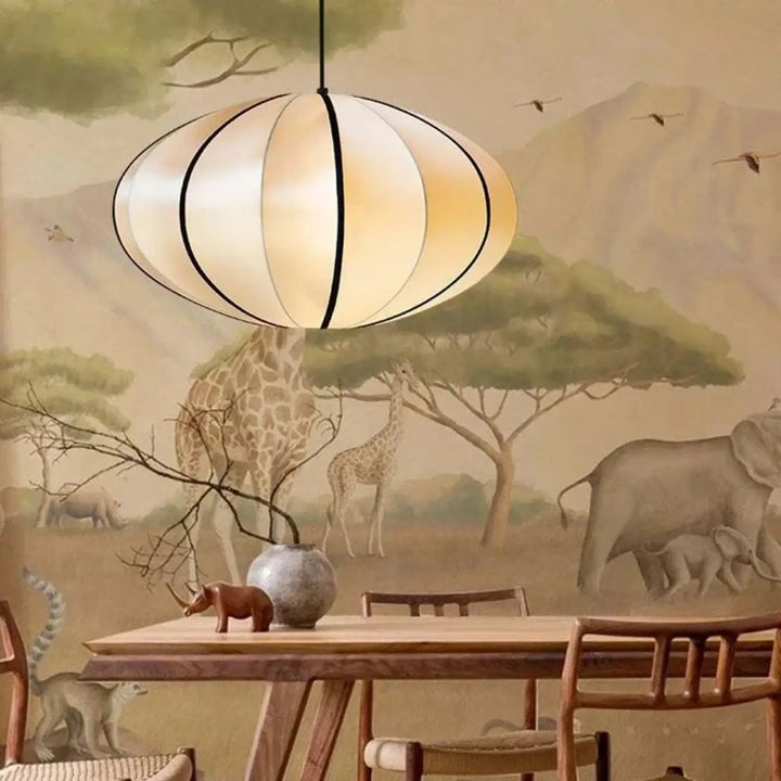 Suspension luminaire veluma avec abat-jour ovale translucide segmenté et lignes noires fines accentuant une lumière chaude douce