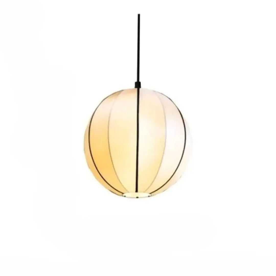 Suspension luminaire veluma avec panneau sphérique translucide blanc cassé et lignes noires fines diffusant une lumière chaude