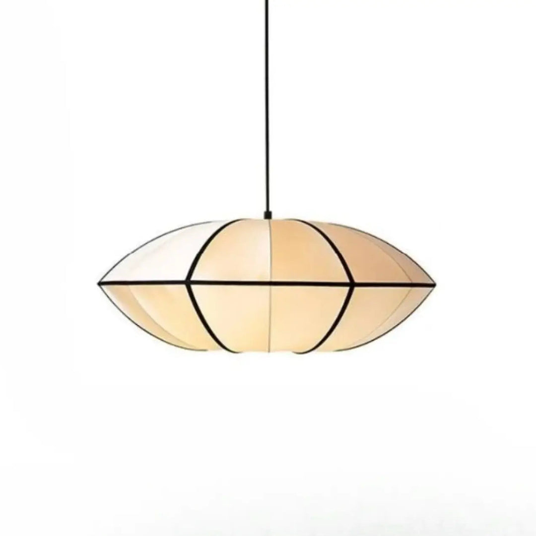 Suspension luminaire veluma avec abat-jour ovale allongé en tissu beige translucide et structure noire donnant une lumière chaude