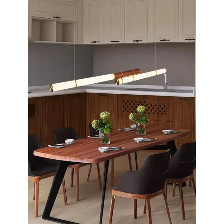 Suspension Luminaire au design rectiligne minimaliste

