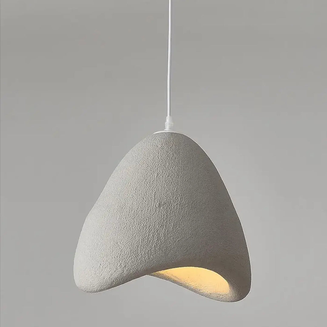 Suspension luminaire alma en résine granuleuse gris avec forme organique et lumière intérieure chaude design minimaliste