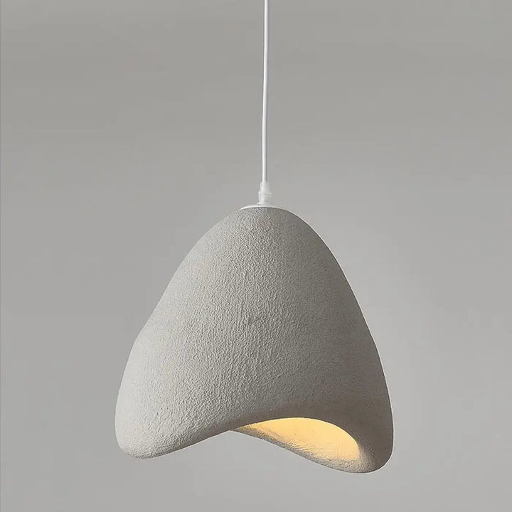 Suspension luminaire alma en résine granuleuse gris avec forme organique et lumière intérieure chaude design minimaliste