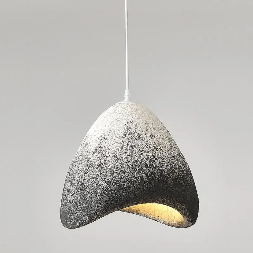 Suspension luminaire alma en résine granuleuse avec finition dégradée blanc à gris foncé et design organique en forme de goutte