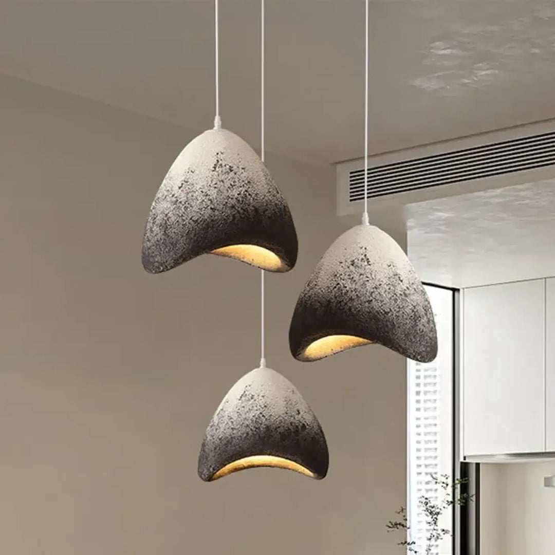 Suspension luminaire alma avec trois suspensions en résine granuleuse dégradé blanc à gris émettant une lumière chaude