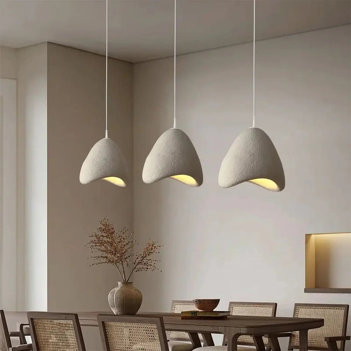 Suspension luminaire alma avec trois abat-jours en céramique texturée off-white en résine granuleuse minimaliste