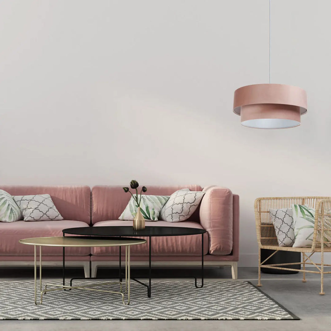 Suspension luminaire duo jasmin en rose poudré avec un sofa en velours élégant et tapis géométrique gris clair