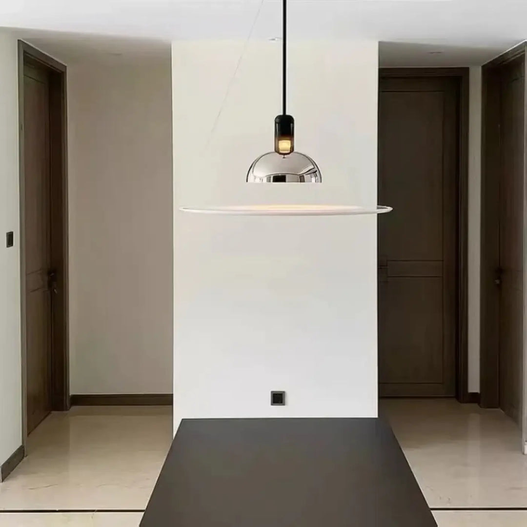 Suspension luminaire design rouge et blanc et argent style graphique

