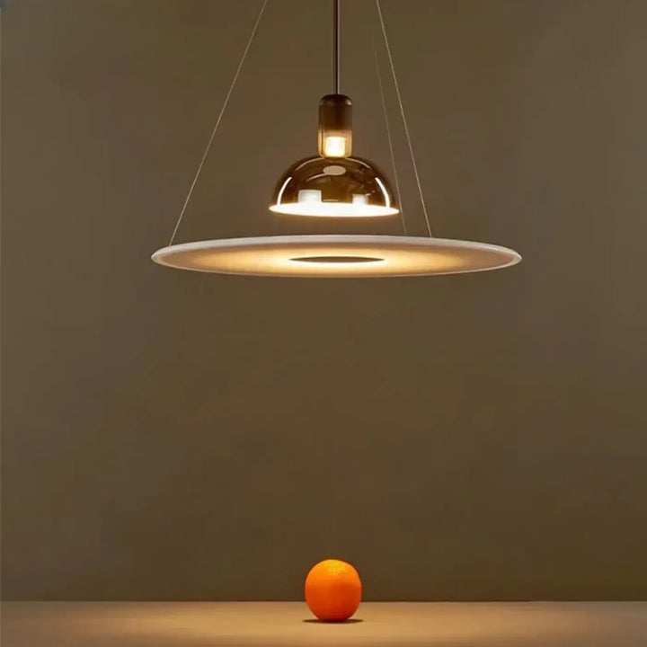Suspension luminaire design rouge et blanc et argent style graphique

