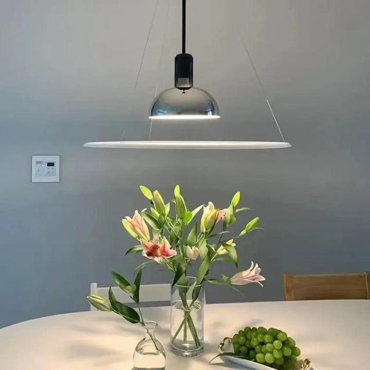 Suspension luminaire design rouge et blanc et argent style graphique

