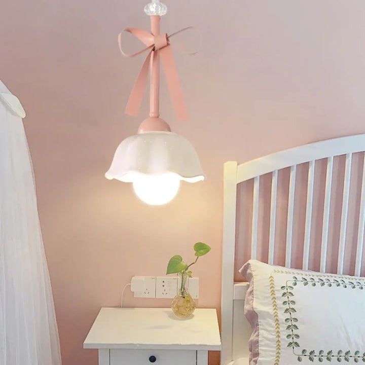 Suspension luminaire avec rubans roses et verre design