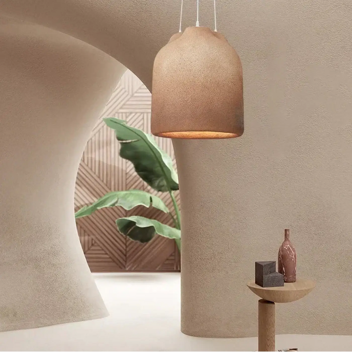 Suspension luminaire mineris en céramique texturée aux tons chauds avec un design sculptural pour décoration intérieure