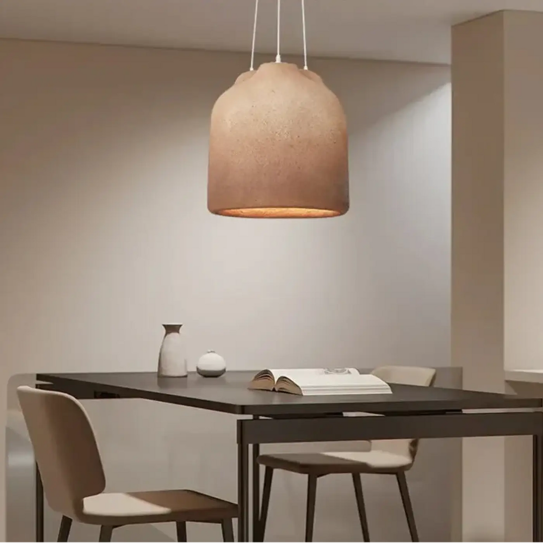 Suspension luminaire mineris en céramique beige texturée avec intérieur chaleureux pour décoration intérieure design sculptural