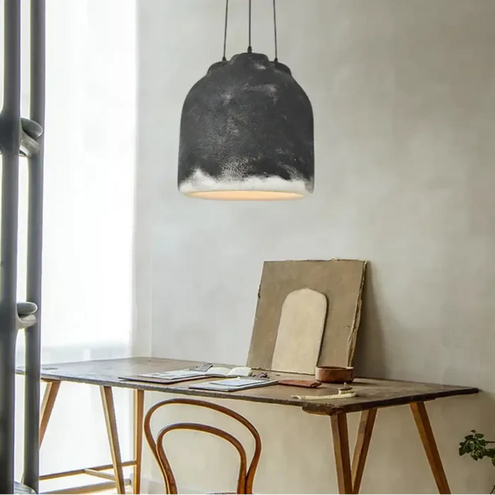 Suspension luminaire mineris en céramique noire rustique avec bord inférieur blanc givré pour décoration intérieure design sculptural
