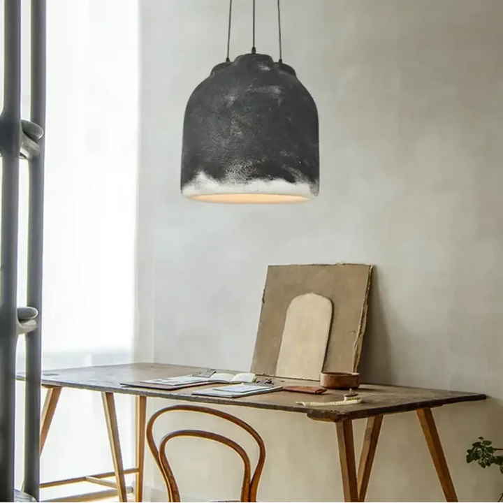 Suspension luminaire mineris en céramique noire rustique avec bord inférieur blanc givré pour décoration intérieure design sculptural