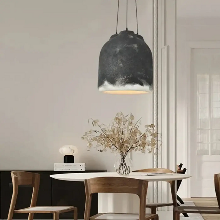 Suspension luminaire mineris noir mat texturé avec une lumière chaude pour une décoration intérieure design sculptural