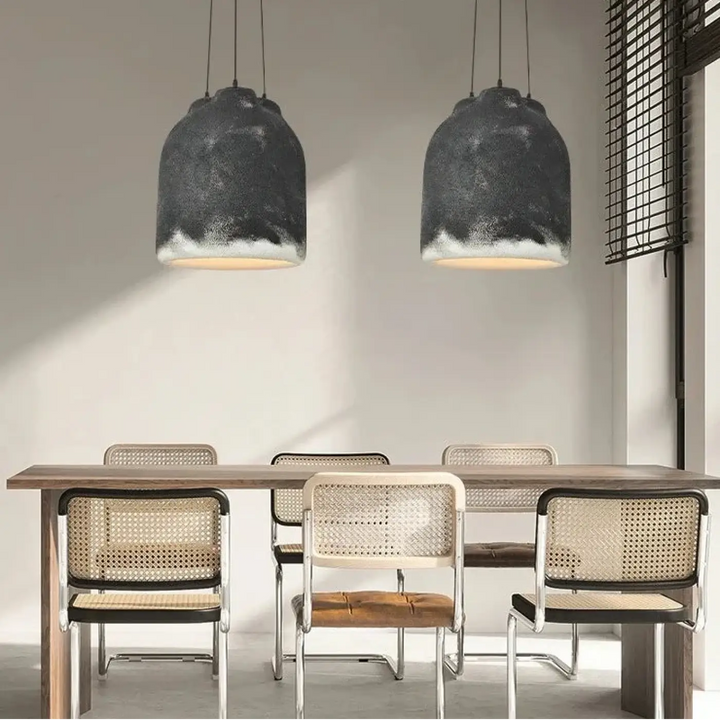 Deux suspensions luminaires mineris en céramique grise texturée avec base blanche pour décoration intérieure design sculptural