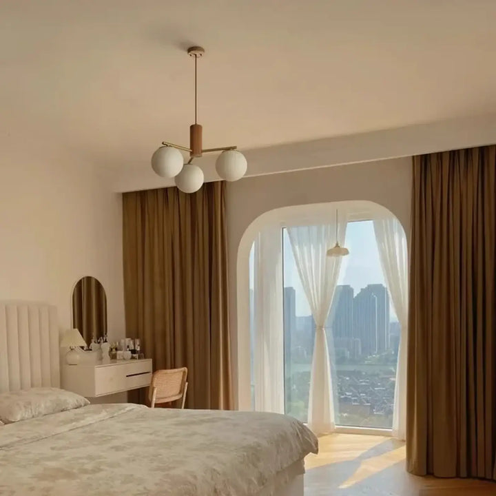 Suspension luminaire juglys avec trois sphères lumineuses blanches et bras central en bois chaleureux pour un design moderne