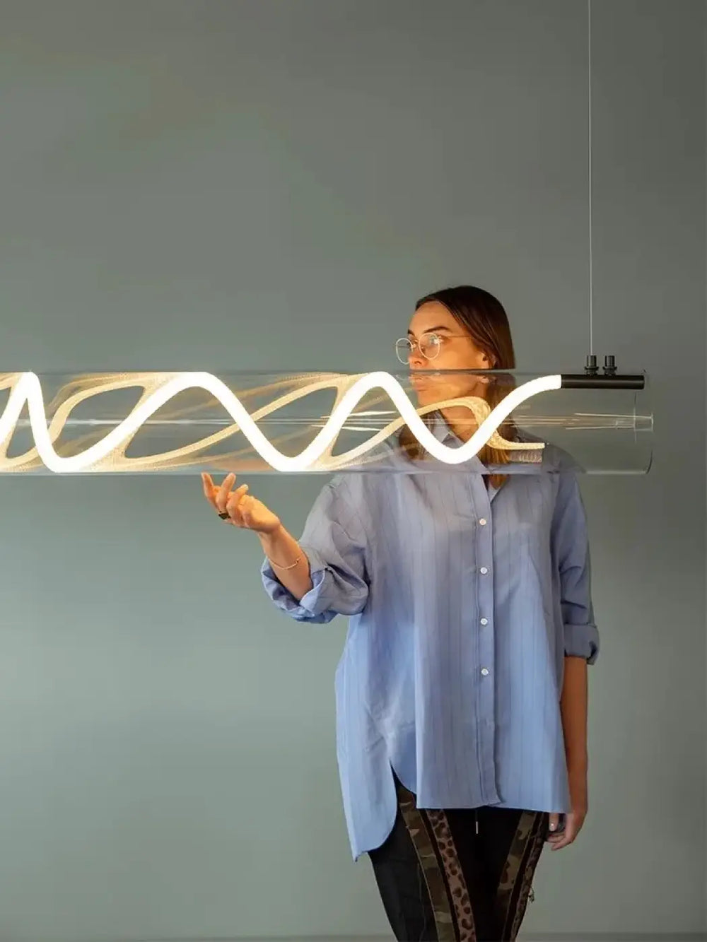 Suspension luminaire design tube en verre et LED torsadée

