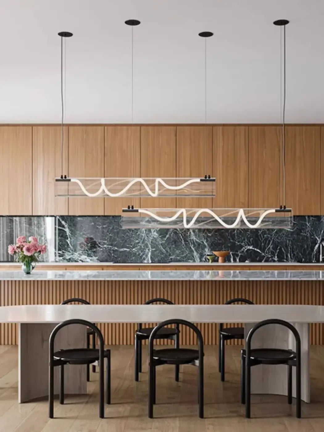 Suspension luminaire design tube en verre et LED torsadée

